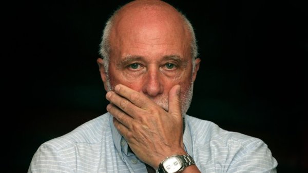 Актьорът Васил Банов почина на 4 април на 78-годишна възраст. От 1967 г. до 1971 г. следва актьорско майсторство за драматичен театър във ВИТИЗ &bdquo;Кръстьо Сарафов&ldquo; в класа на професор Боян Дановски. Работил е в театрите на Велико Търново, Враца, Софийски окръжен театър Ботевград, &bdquo;Сълза и смях&ldquo; от 1984 година. Филмографията му включва близо 100 роли в кино и телевизионни продукции като &bdquo;Иван Кондарев&ldquo;, &bdquo;Записки по българските въстания&ldquo;, &bdquo;Капитан Петко войвода&ldquo;, &bdquo;Хайка за вълци&ldquo; и много други. Носител е на Наградата за цялостен принос в киното на филмовия фестивал &bdquo;Златната липа" и на Наградата &bdquo;Златен век&ldquo; &ndash; златен печат на цар Симеон Велики. Снимка: БГНЕС